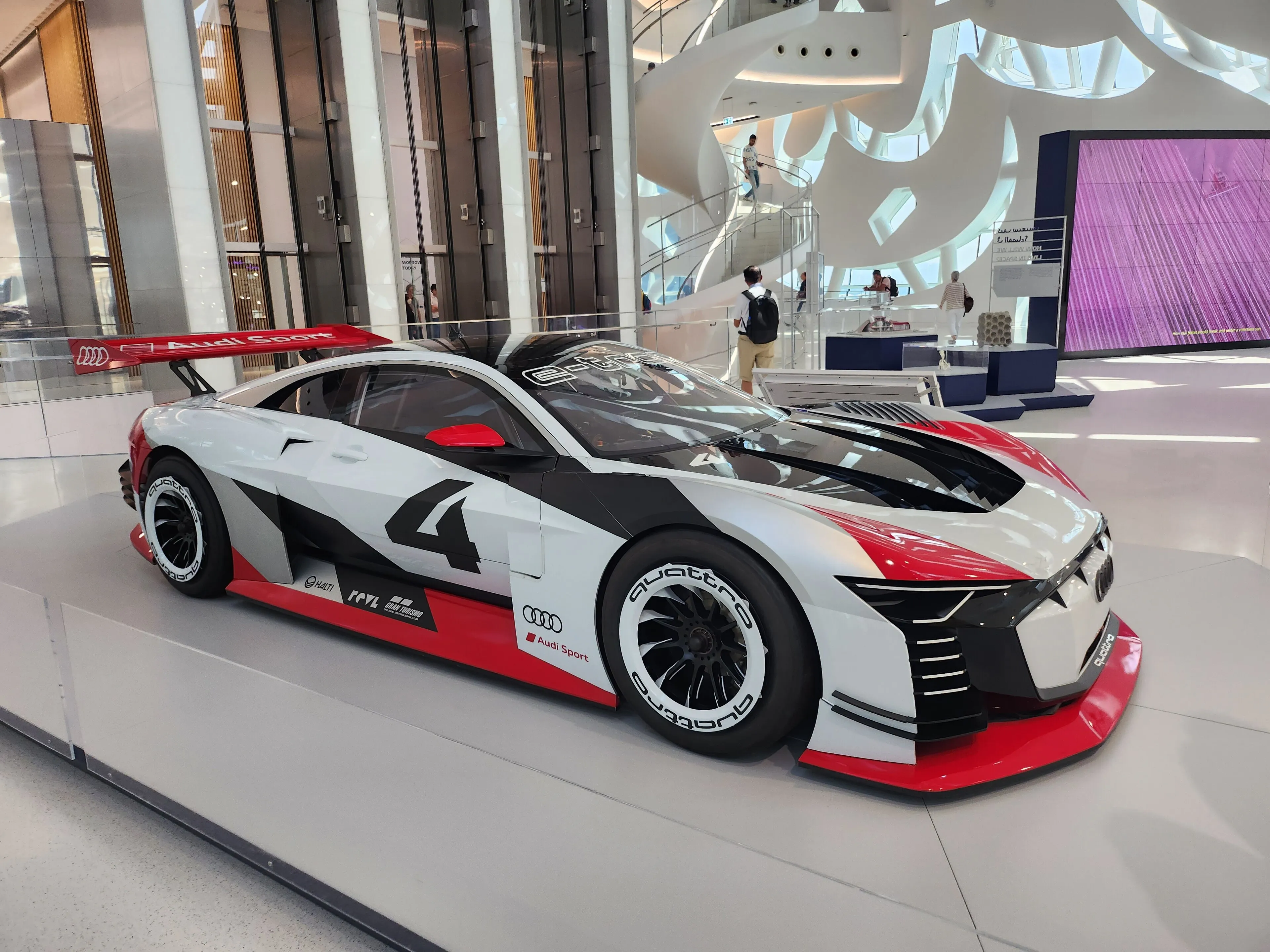 Концепт-кар Audi e-tron на выставке транспорта будущего внутри музея